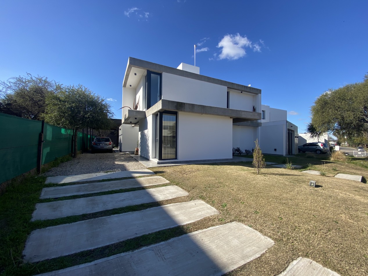 CASA EN VENTA BARRIO PRIVADO LAS CAÑITAS