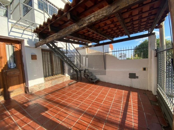 En Venta Casa de 3 dormitorios + departamento Barrio Altos de Villa Cabrera