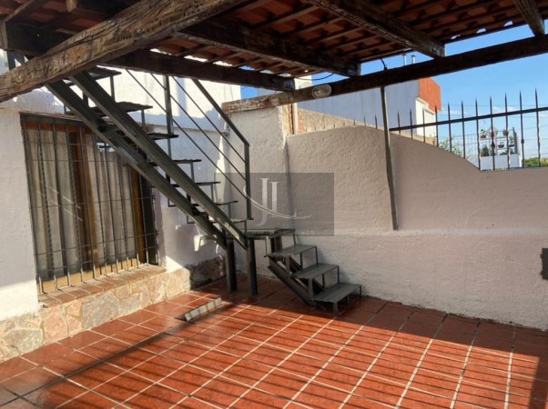 En Venta Casa de 3 dormitorios + departamento Barrio Altos de Villa Cabrera