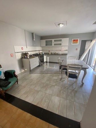 En Venta Casa de 3 dormitorios + departamento Barrio Altos de Villa Cabrera