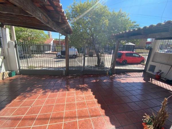 En Venta Casa de 3 dormitorios + departamento Barrio Altos de Villa Cabrera