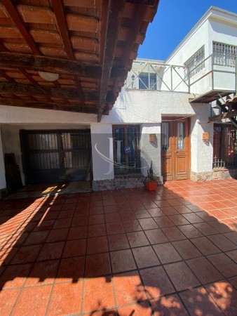 En Venta Casa de 3 dormitorios + departamento Barrio Altos de Villa Cabrera